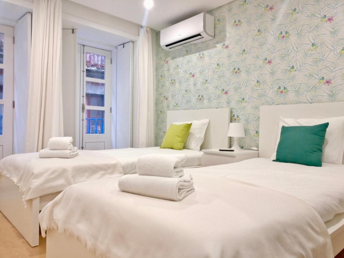 Quarto com 2 Camas de Solteiro e Varanda - I